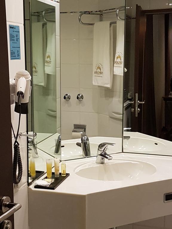 Fergana Übersee Hotel Bremerhaven Buitenkant foto